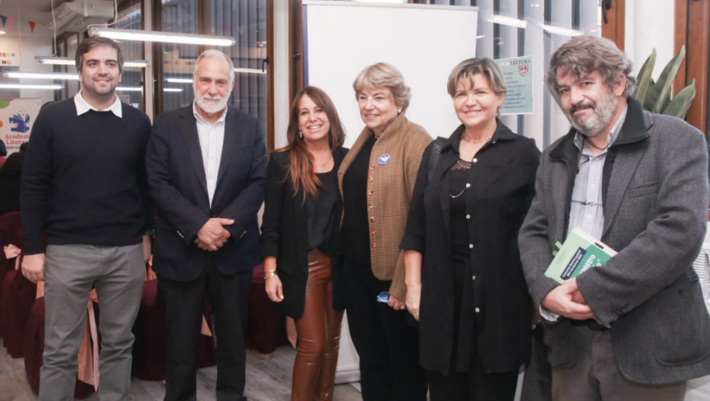 Con recopilación de poemas, estudiantes de todo Chile alaban la labor de sus profesores