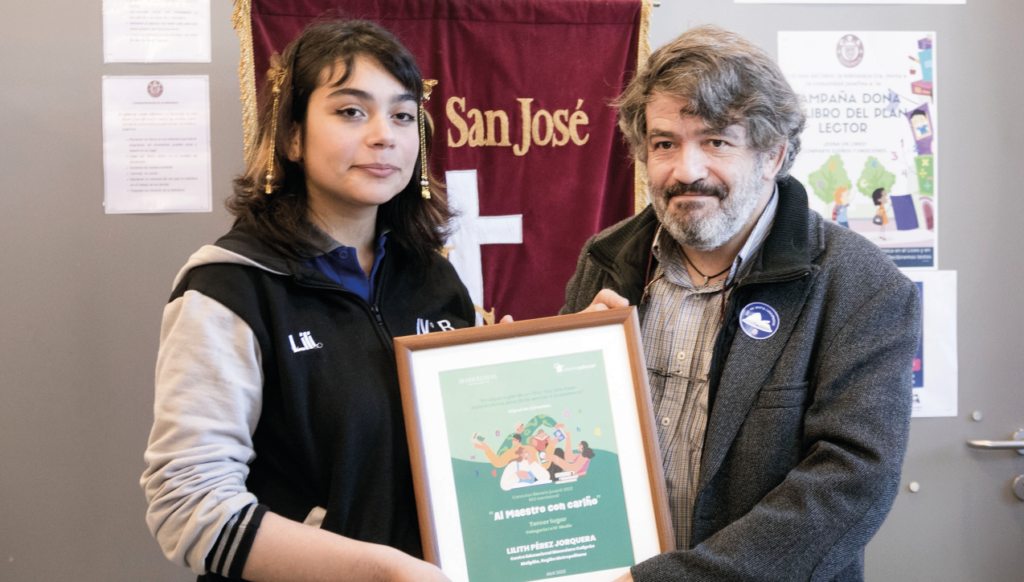 Con recopilación de poemas, estudiantes de todo Chile alaban la labor de sus profesores