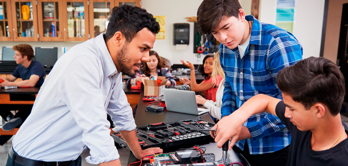 Docentes y apoderados trabajando en equipo para una educación integral