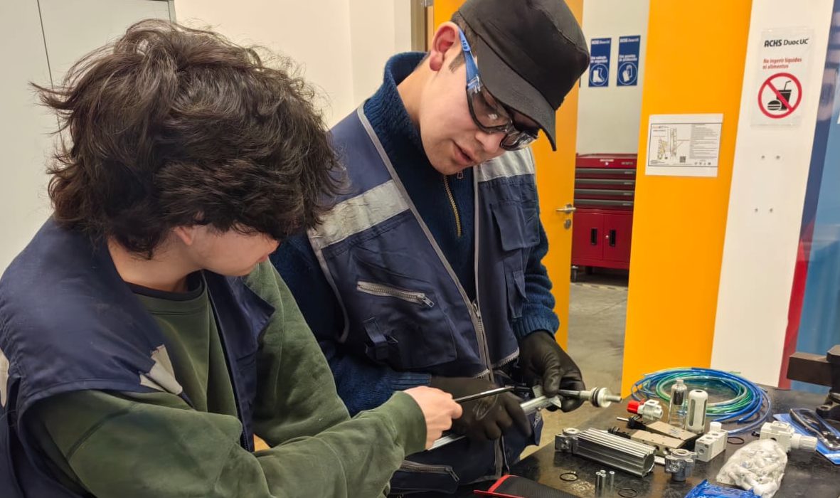 Alumnos chilenos se preparan para las olimpiadas Worldskills con competencias regionales