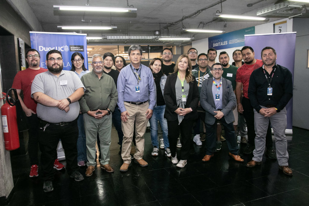 La formación de quienes nos mantienen conectados
