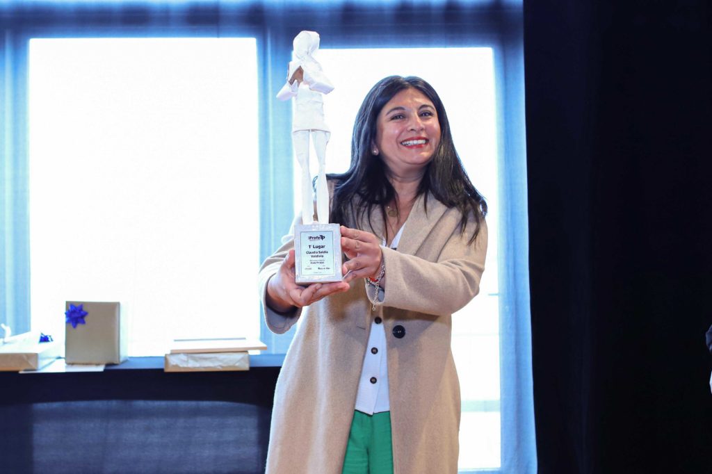 La primera mujer que obtiene el Reconocimiento ProfeTP 2025