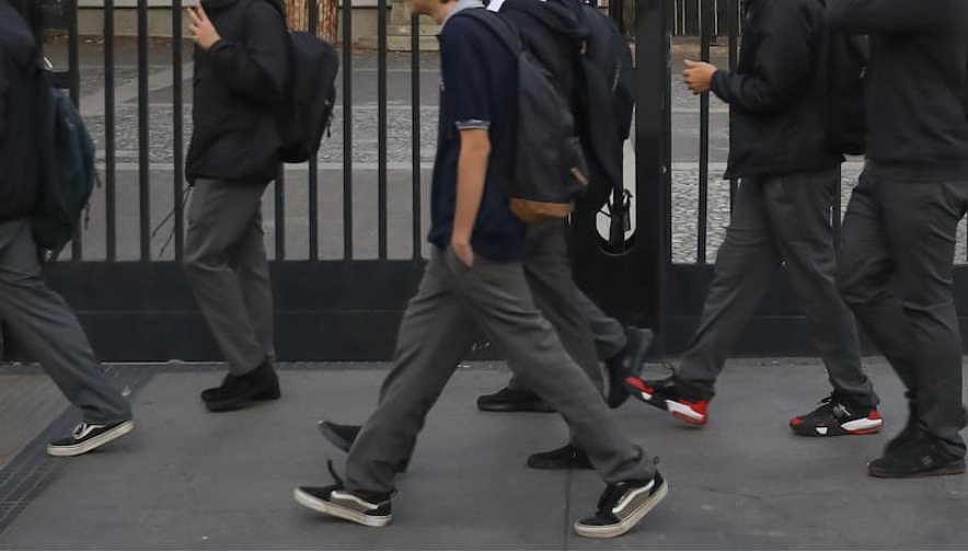 A pasos de ser ley: Senado ratifica prohibición de uso de celulares en todos los niveles de educación escolar