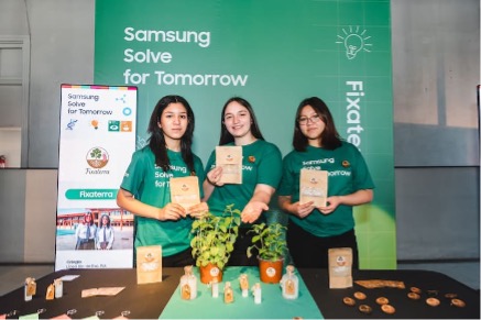 Fertilizantes hechos con bacterias y un guante para rehabilitación: 5 ideas que proponen los jóvenes para Chile