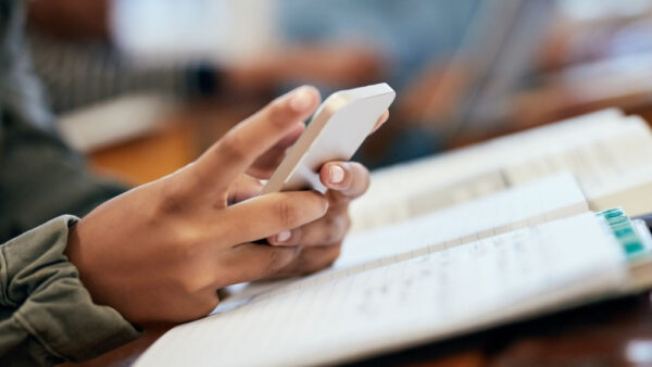 A pasos de ser ley: Senado ratifica prohibición de uso de celulares en todos los niveles de educación escolar