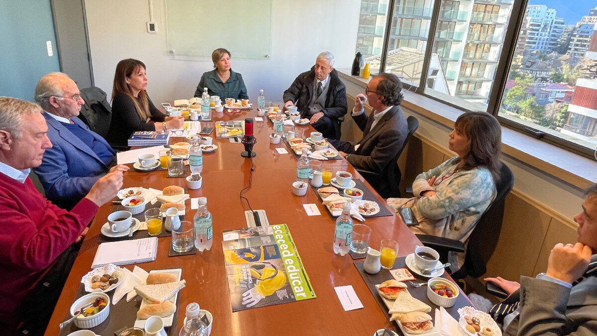 Exministros Sergio Bitar y Raúl Figueroa visitan Grupo Educar para reflexionar sobre educación