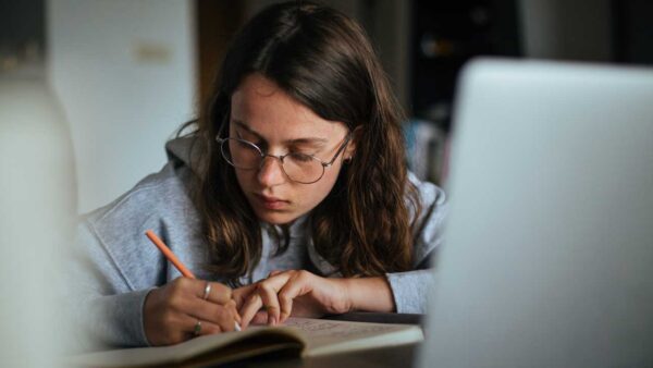 Brechas de aprendizaje en la misma sala de clases: ¿Quiénes son los alumnos que menos se conectan y por qué?