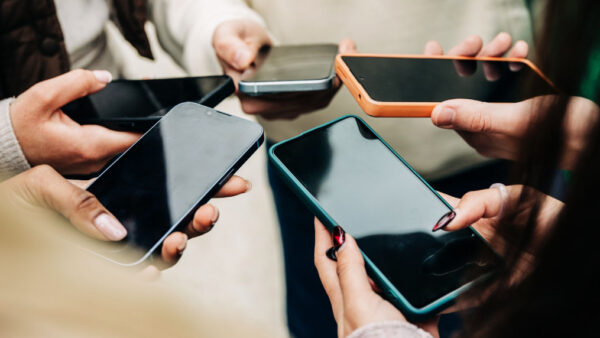 Colegios en la era post celular: Estudio UC da cuenta de mayor interacción cara a cara y más concentración de alumnos