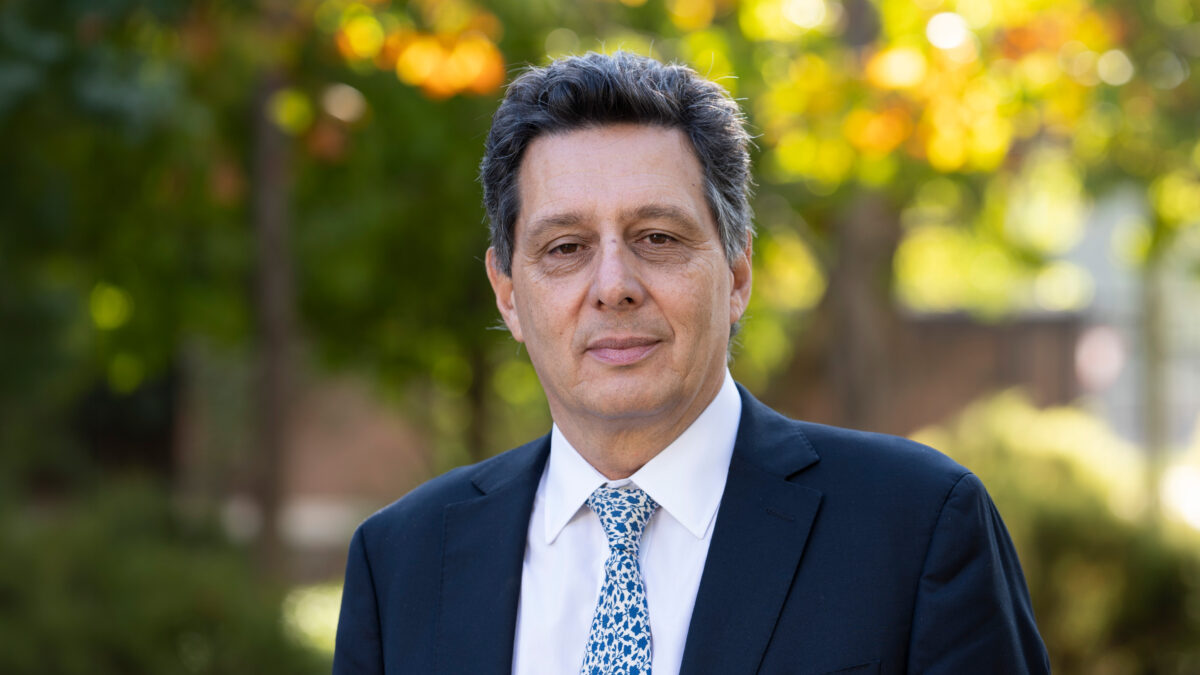 Álvaro Pezoa: “La inteligencia artificial no busca la verdad, y eso debemos enseñarlo a los jóvenes”