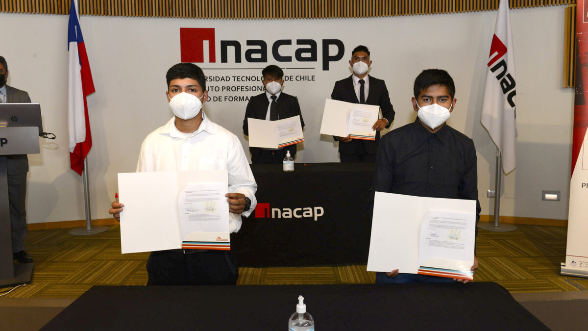 28 jóvenes tarapaqueños firman contrato como aprendices operador mina de Collahuasi