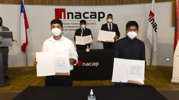 28 jóvenes tarapaqueños firman contrato como aprendices operador mina de Collahuasi