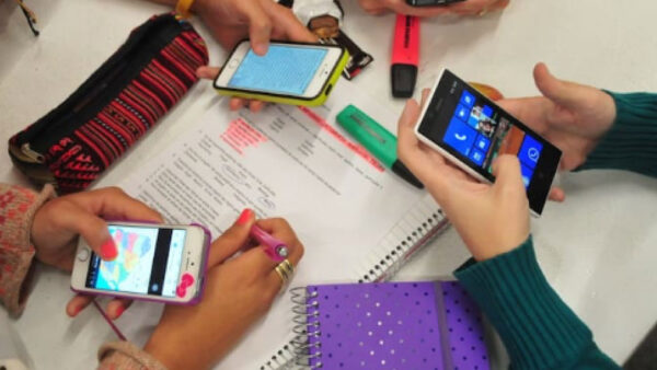 Fin de los celulares en el aula: Senado se apresta a votar prohibición de uso de teléfonos en todos los niveles escolares