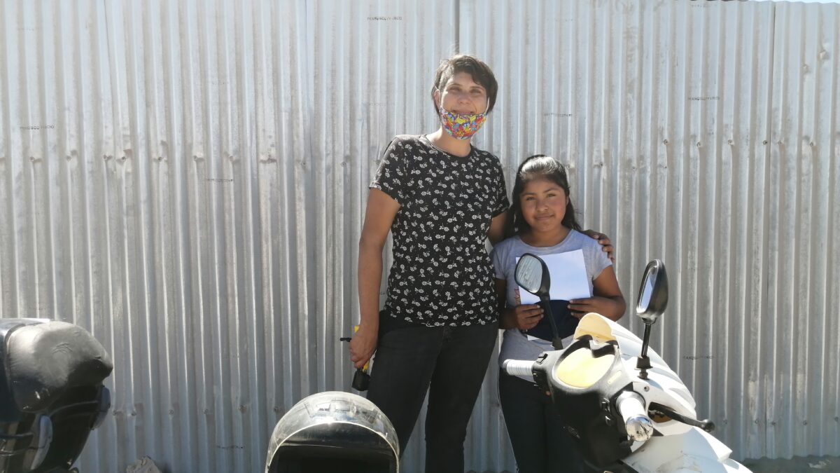 Enseñando en motocicleta por La Tirana