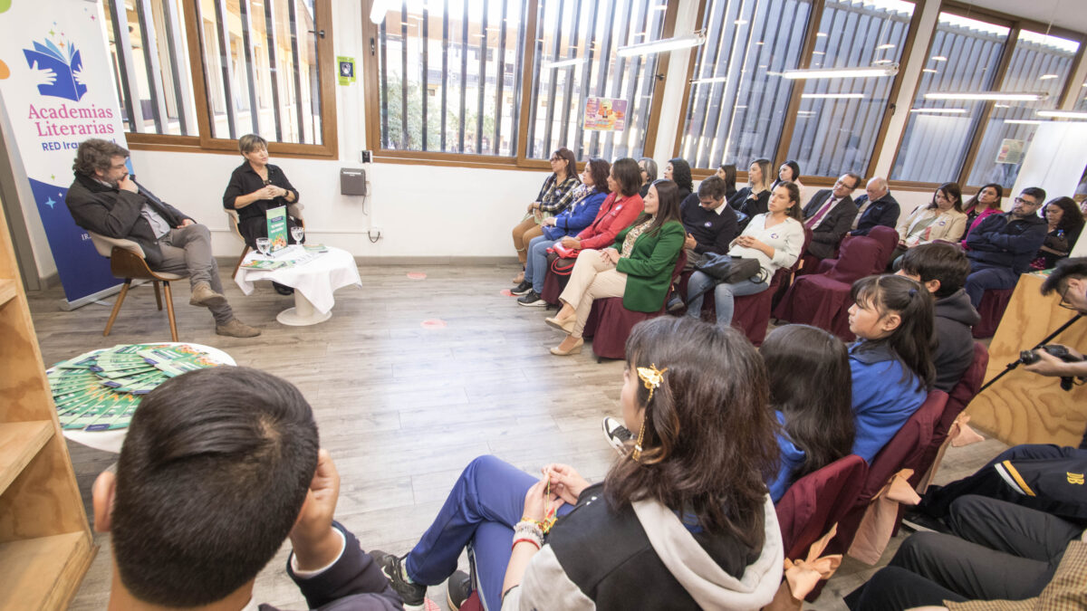 Con recopilación de poemas estudiantes de todo Chile alaban la labor de sus profesores