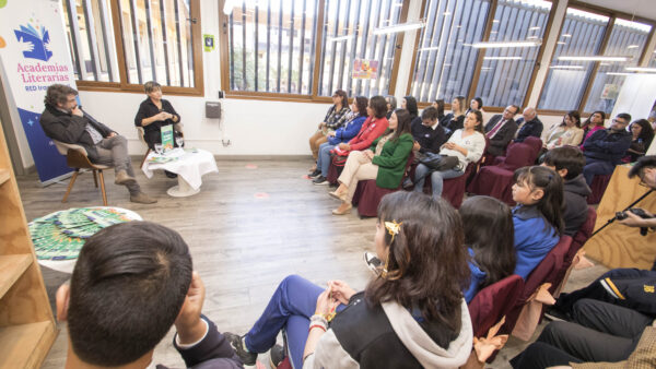 Con recopilación de poemas estudiantes de todo Chile alaban la labor de sus profesores