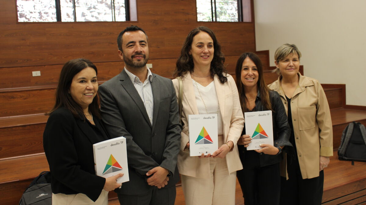 Mineduc define nuestro libro “Desafío TP”, como una “una obra colectiva brillante”