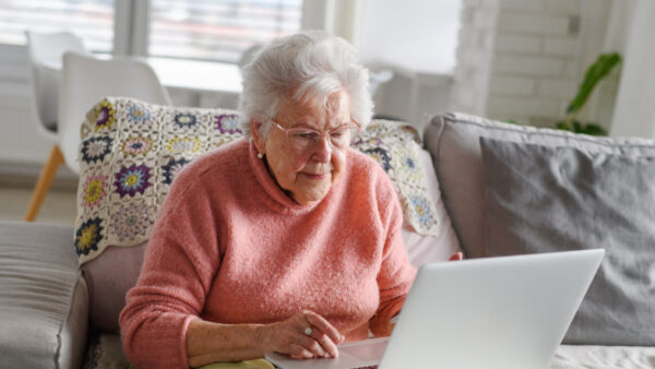 Reducir la brecha digital gris: mejorar el aprendizaje de las TIC para los adultos mayores