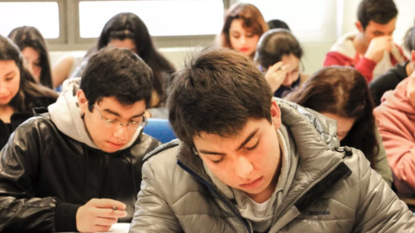 Mujeres: mejores en el colegio, peores en PSU