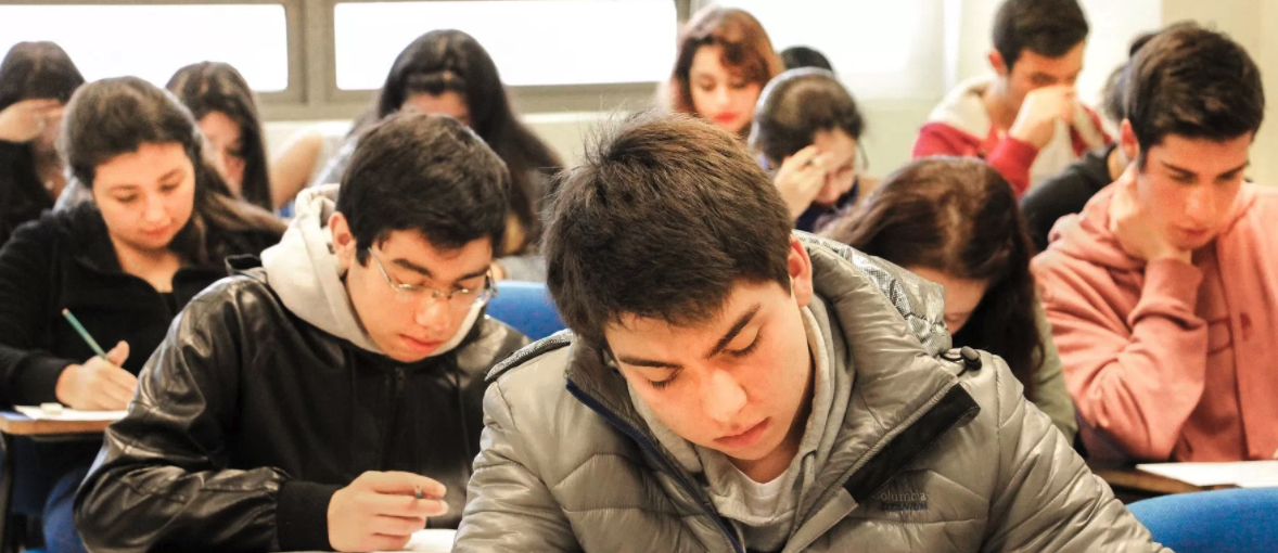 Mujeres: mejores en el colegio, peores en PSU