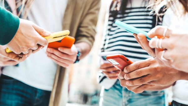 Uso de pantallas en la adolescencia: Conectados, pero Desconectados. ¿Prohibir o acompañar?