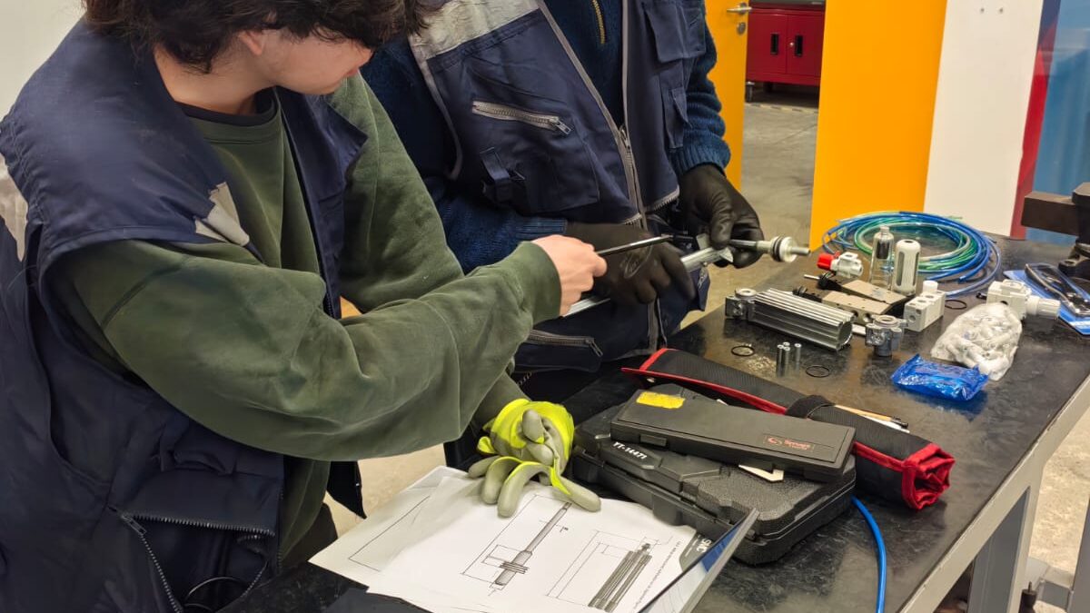Alumnos chilenos se preparan para las olimpiadas Worldskills con competencias regionales