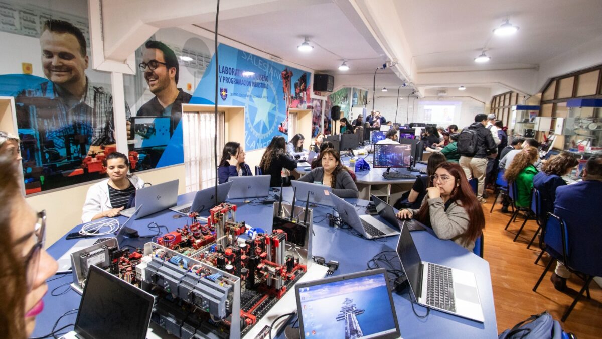 14 colegios de la RM se capacitan en Inteligencia Artificial