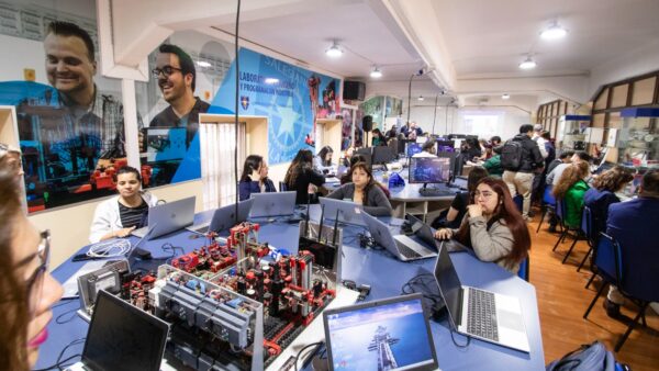 14 colegios de la RM se capacitan en Inteligencia Artificial
