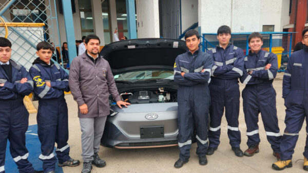 Cómo se vive la electromovilidad en institutos y colegios técnico-profesionales