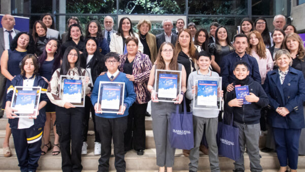 Jóvenes escritores fueron reconocidos en la premiación del III Concurso Literario RED Irarrázaval 2024