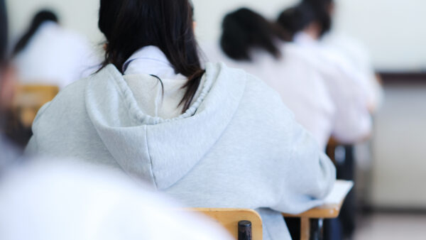 Bajas temperaturas y debate por condiciones térmicas en salas de clases: norma fija “confort” sobre 18 °C