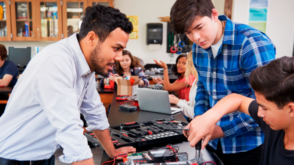 Docentes y apoderados trabajando en equipo para una educación integral