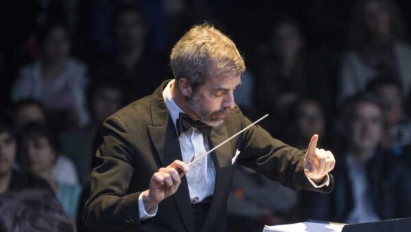 3 maneras de vivir la música en pandemia, según el pianista y director de orquesta Eduardo Browne