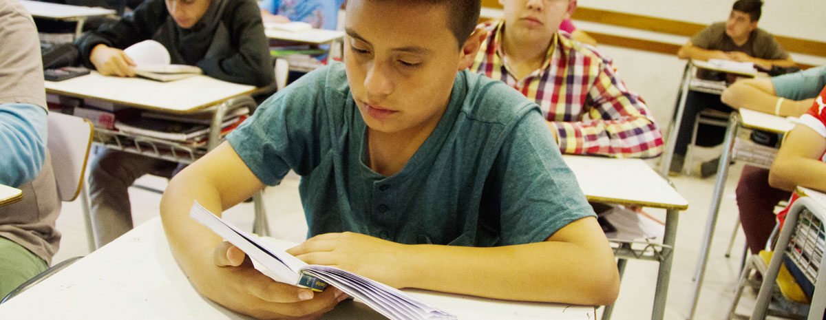 Cierre de escuelas públicas amenaza la educación de alumnos de escasos recursos