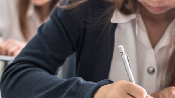 Postergan hasta 2027 cambio que divide la educación escolar en 6 años de básica y 6 de media