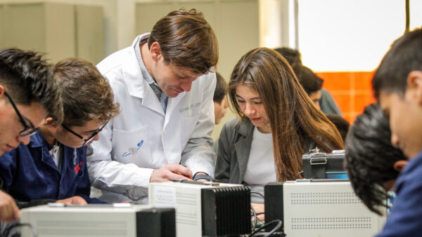 Lanzan nueva versión del Premio Profesor Bicentenario: Postulaciones estarán abiertas hasta septiembre