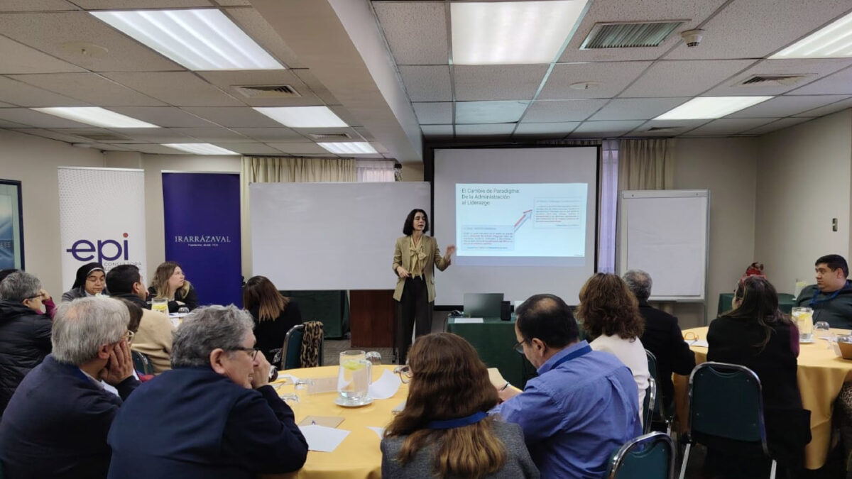 Seminario aborda formación del carácter y liderazgo educativo