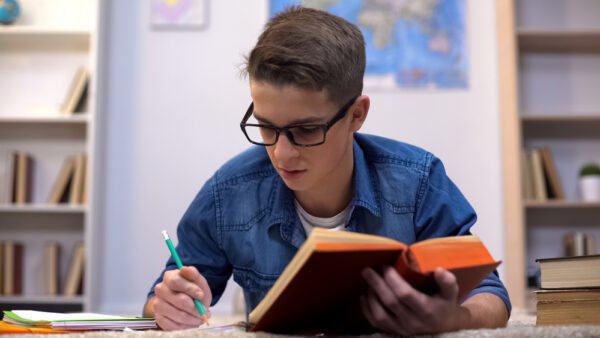 ¿Por qué es crucial saber cómo detectar debilidad visual en los estudiantes?