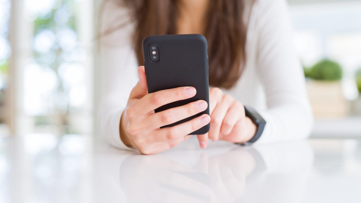 Primer “Barómetro del Bienestar Digital en Chile”: El exceso de confianza de los jóvenes en internet