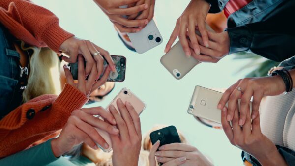 Francia restringe las redes sociales a menores de 15 años: ¿prohibir o educar en el uso de la tecnología?