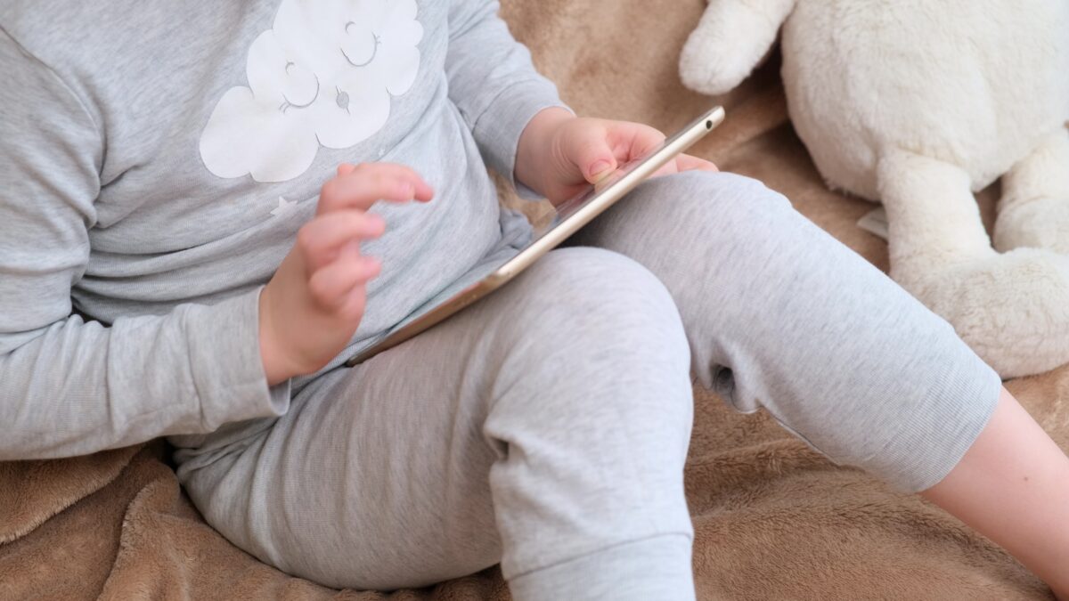 Celulares en la primera infancia: la tensión entre la ley y la realidad en los hogares