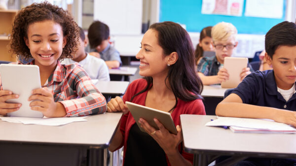 Se buscan docentes que utilicen la tecnología como recurso educativo dentro y fuera del aula