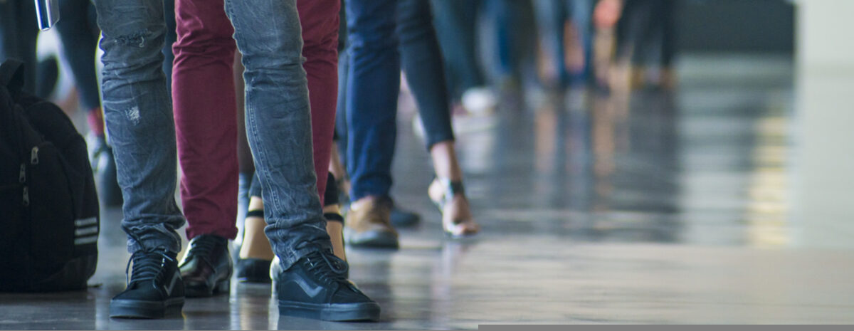¿Por qué estas largas filas para postular a colegios?