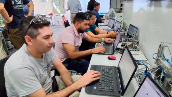 Aula Móvil:  la innovación que acerca la Industria 4.0 a los liceos técnico-profesionales