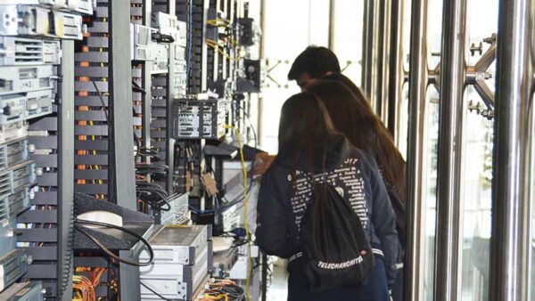 Colegio Técnico Las Nieves en Puente Alto: Haciendo historia en computación y tecnología