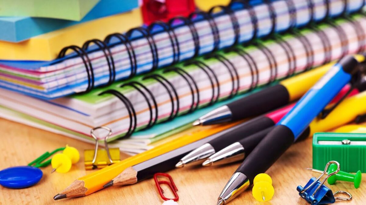 Compra de útiles escolares, una actividad que también enseña a los niños 