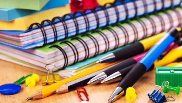 Compra de útiles escolares, una actividad que también enseña a los niños 